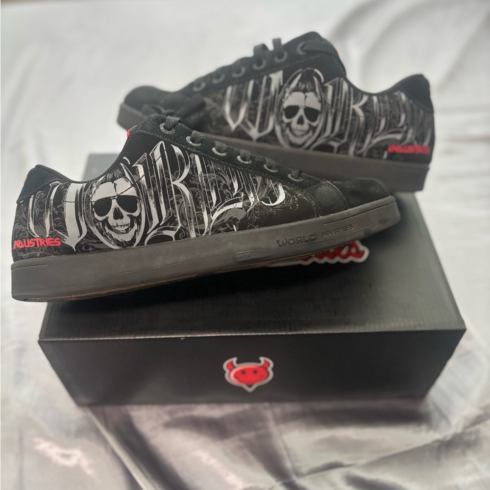 Red & Black World Industries DC
Shoes (Skull)